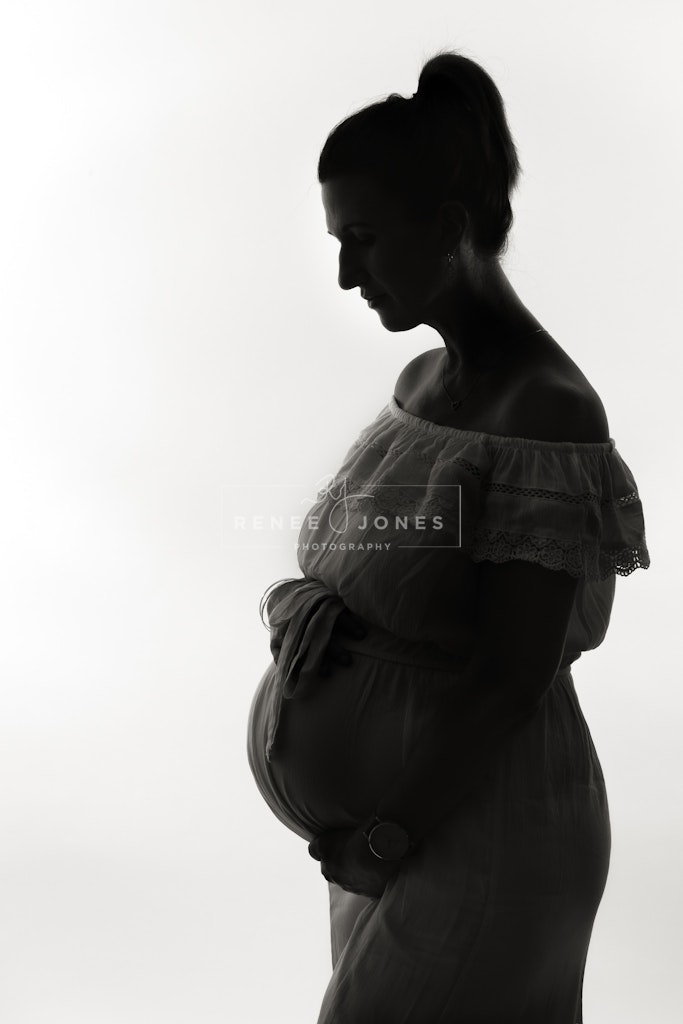 Pregnancy Silhouette - Silhouettes are a gorgeous way to create contrast and show of your beautiful pregnant belly shape.